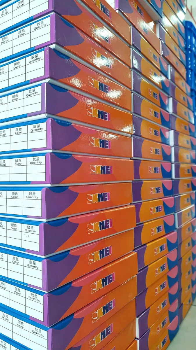 SKMEI watch packaging process with boxes